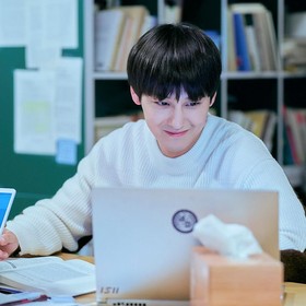 Potret Manisnya Kim Bum Jadi Mahasiswa di Drama Law School