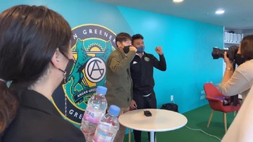 LUNA MERASA GUGUP SAAT MENJADI PENERJEMAH UNTUK ASNAWI