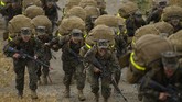 FOTO: Babak Belur Marinir Perempuan AS kala Latihan Tempur Marinir perempuan AS menunjukkan keperkasaannya dalam latihan militer di kamp di San Diego, yang sebelumnya hanya dipakai oleh pasukan laki-laki.