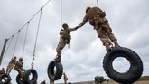 FOTO: Babak Belur Marinir Perempuan AS kala Latihan Tempur Marinir perempuan AS menunjukkan keperkasaannya dalam latihan militer di kamp di San Diego, yang sebelumnya hanya dipakai oleh pasukan laki-laki.