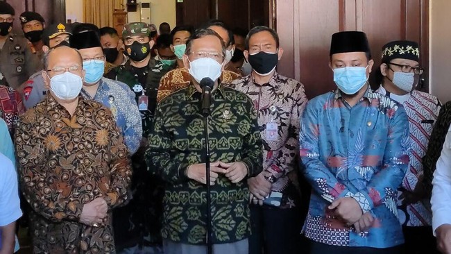 Mahfud MD mengatakan tim Densus 88 Antiteror Polri telah menangkap 83 terduga teroris. Sebagian besar dari Makassar, Sulawesi Selatan.