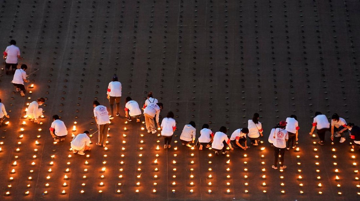 FOTO: Kontroversi Aksi Biksu Thailand Bakar 330 Ribu Lilin