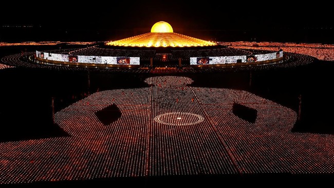 FOTO: Kontroversi Aksi Biksu Thailand Bakar 330 Ribu Lilin