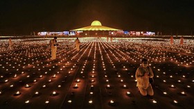 FOTO: Kontroversi Aksi Biksu Thailand Bakar 330 Ribu Lilin