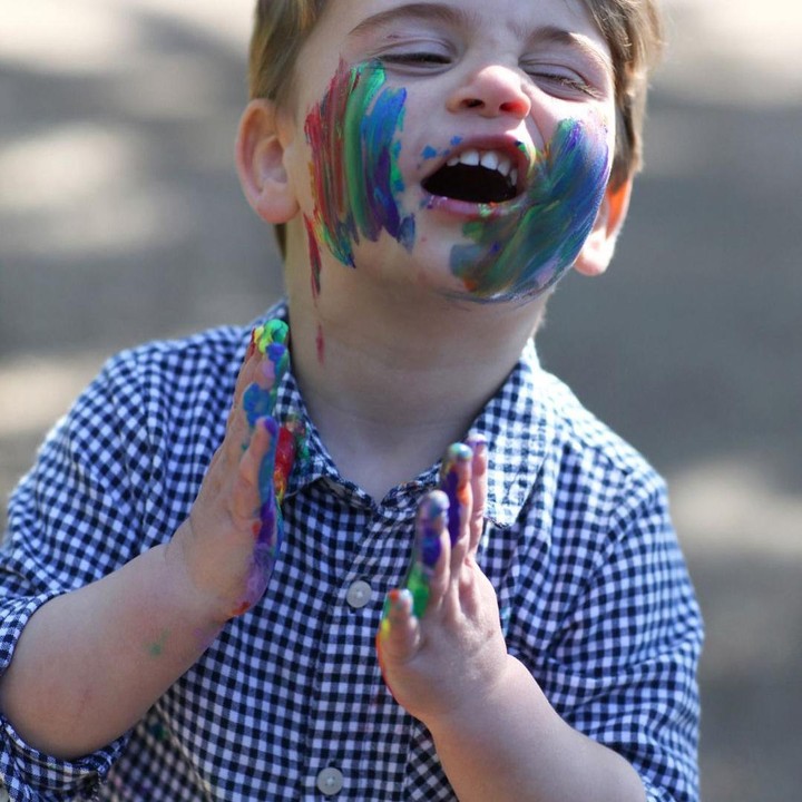 <p>Potretnya ketika melukis juga tak kalah menggemaskan. Foto ini diambil ketika Pangeran Louis masih berusia dua tahun. Wajahnya terlihat belepotan dengan cat ketika sedang melukis. (Foto: Instagram @kensingtonroyal)</p>