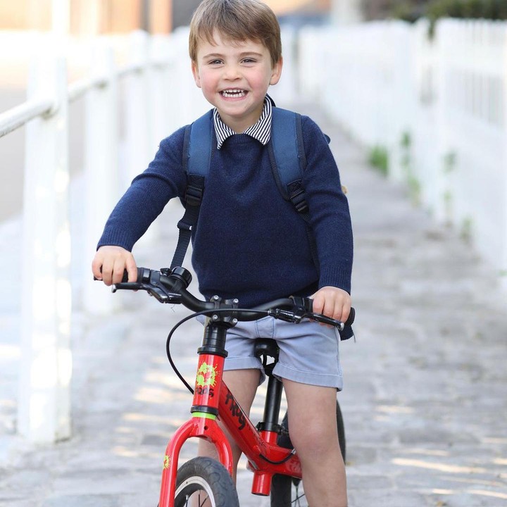 <p>Louis yang kini berusia tiga tahun tumbuh menjadi anak yang aktif dan ceria. Hari ini akun Instagram resmi kerajaan mengunggah potret Pangeran Louis ketika bersepeda. (Foto: Instagram @kensingtonroyal)</p>