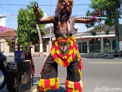 Cerita Sopir Banting Setir Jadi Pengamen Jaranan di Kota Blitar