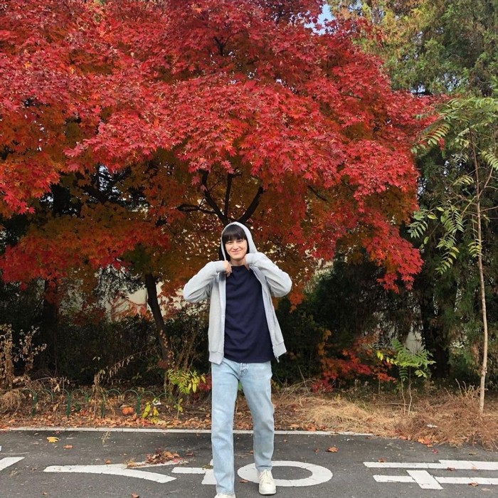Walaupun usianya sudah menginjak 31 tahun, Kim Bum tetap terlihat pantas memerankan karakter mahasiswa dengan balutan hoodie serta jeans andalanya (foto: instagram.com/jtbcdrama)