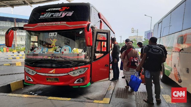 Ribuan penumpang tiba di Terminal Terpadu Pulo Gebang, Jakarta Timur sejak Selasa (3/5) hingga Jumat (6/5). Berikut rinciannya.