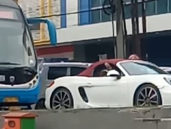 Pengemudi Porsche Penerobos Busway Ditangkap!