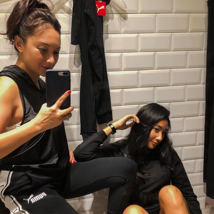 <p>Tak hanya berparas jelita, Gayanti juga memiliki <em>body goals</em> seperti sang Bunda. Mereka lebih terlihat seperti kakak beradik nih! (Foto: Instagram @tatacahyani)</p>