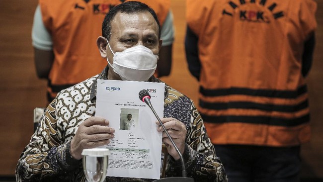 Meski tengah menggarap kasus suap Wali Kota Tanjungbalai ke penyidik, KPK tetap mengusut kasus jual beli jabatan di wilayah tersebut.