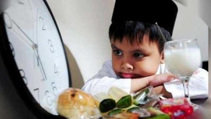 6 Tips Membiasakan Anak Berpuasa Sejak Dini
