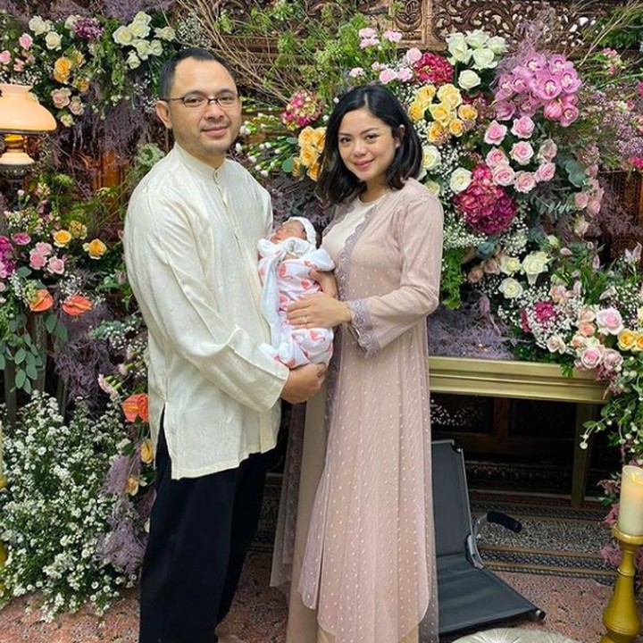 <p>Bunda, ini adalah potret keluarga Danny Rukmana, yang merupakan cucu Soeharto. Danny tampil bersama istrinya Raiyah dan anak semata wayang mereka. Foto ini diambil saat syukuran selapanan Kiara. (Foto: Instagram @princessraiyah)</p>