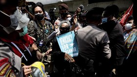 LBH Jakarta Sebut Peserta Demo Myanmar 'Diangkut' Polisi