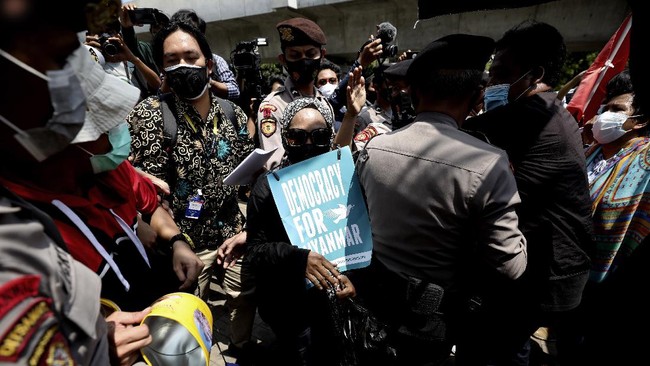 LBH Jakarta menyebut sejumlah peserta aksi demonstrasi menolak kekerasan Myanmar di sekitar Gedung Sekretariat ASEAN, Jakarta Selatan dibawa polisi.