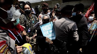 LBH Jakarta Sebut Peserta Demo Myanmar 'Diangkut' Polisi