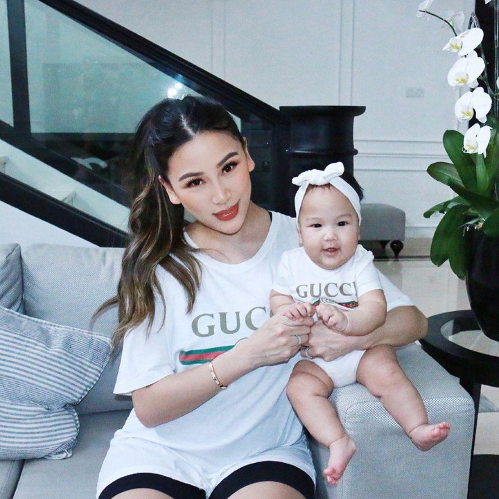 <p>Sudah kenal dengan Keiza dan Kelly Trihatmanto yang merupakan istri dan anak Bambang Aditya Trihatmanto. Adi sendiri diketahui sebagai putra bungsu Halimah dan Bambang Trihatmodjo. Gemas kan baby Kelly? (Foto: Instagram @keziatoemion)</p>