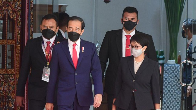 Dalam KTT ASEAN tahun ini Jokowi meminta agar kekerasan di Myanmar harus dihentikan dan demokrasi serta stabilitas harus segera dikembalikan.