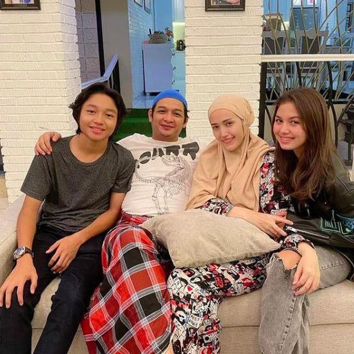 <p><em>Throwback</em> ketika merayakan ulang tahun ayahnya, Pasha 'Ungu' di 2020 lalu. Wah, makin besar mirip ayahnya ya, Bun? (Foto: Instagram @kiesha.alvaro)</p>