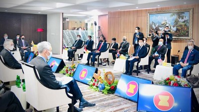 Junta Myanmar membela diri setelah dikritik menlu Asia Tenggara karena tak mematuhi lima konsensus dalam KTT ASEAN untuk memulihkan demokrasi di negaranya.