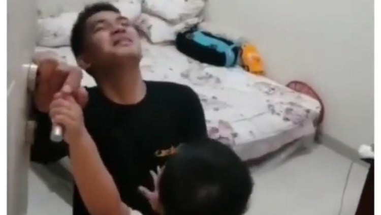 Salah satu awak KRI Nanggala-402 yang hilang merupakan Lettu Imam Adi. Ia merupakan pria asal Desa Semare, Kacamatan Kraton, Kabupaten Pasuruan.