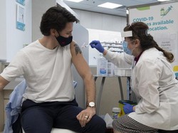 PM Kanada dan Istri Disuntik Vaksin AstraZeneca