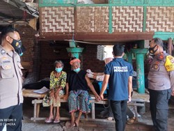 Percepat Vaksinasi Lansia, Polisi di NTB Jemput Bola ke Dusun Warga