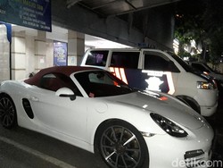 Pengemudi Porsche Penerobos Busway Ditilang!