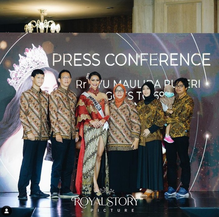 Potret Ayuma bersama keluarga tercinta dalam balutan kebaya/Foto: instagram.com/officialputeriindonesia