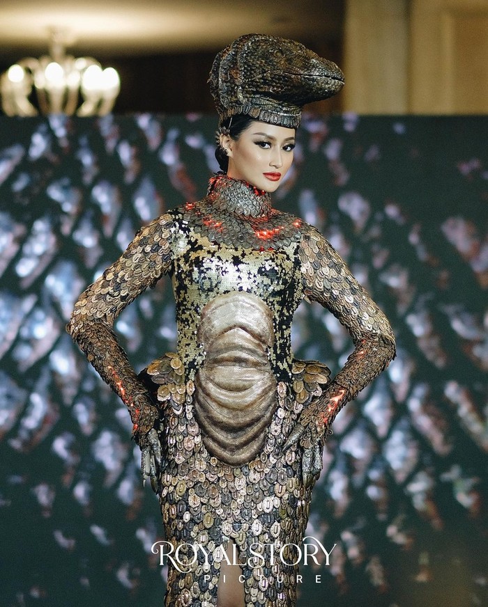 Kostum nasional dengan tema Komodo adalah salah satu kostum yang banyak menarik perhatian. Kostum seberat 20 kg ini dirancang seperti sisik kulit komodo lengkap dengan kepala komodo dan ekornya.(Foto: Instagram.com/officialputeriindonesia)