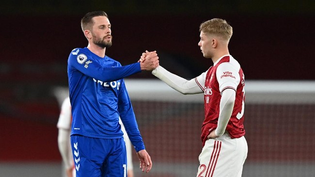 FOTO: Kiper Buat Gol Bunuh Diri, Arsenal Kalah