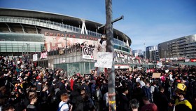 Fans Arsenal Demo Besar-besaran Menuntut Pemilik Klub Mundur