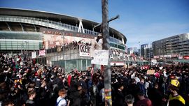 Fans Arsenal Demo Besar-besaran Menuntut Pemilik Klub Mundur