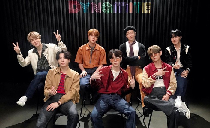Nama fandom BTS, ARMY, ternyata singkatan dari Adorable Representative M.C for Youth. ARMY juga dianggap sebagai tentara bagi BTS dimana mereka tidak selalu melekat satu sama lain / foto: instagram.com/bighit_ent