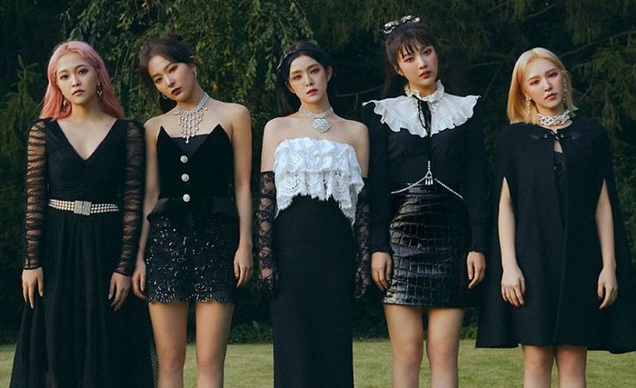 Giliran fandom Red Velvet, Reveluv ternyata juga merupakan singkatan dari Red, Velvet, dan Love. Kata Rev dalam bahasa Perancis juga memiliki arti mimpi, yang mewakili keinginan Red Velvet untuk meraih impian mereka bersama fans / foto: redvelvet.smtown