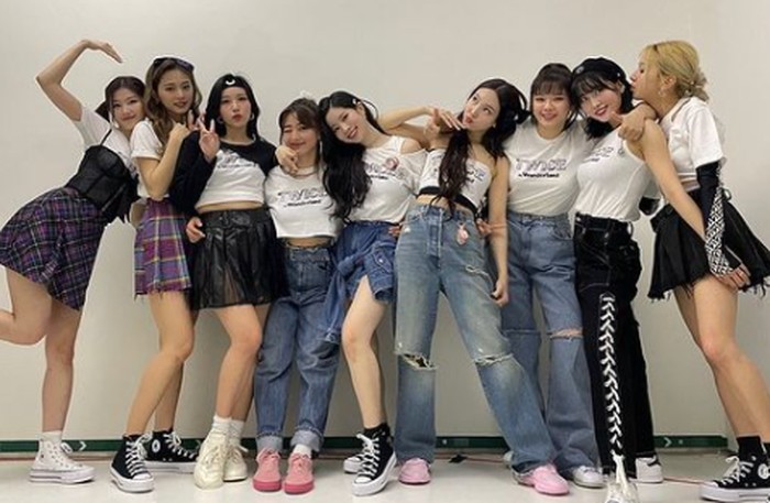 Enggak kalah unik, nama fandom grup TWICE, ONCE, memiliki arti jika sekali saja fans jatuh cinta dengan mereka, maka TWICE akan mencintai fans sebanyak dua kali lipat / foto: instagram.com/twicetagram