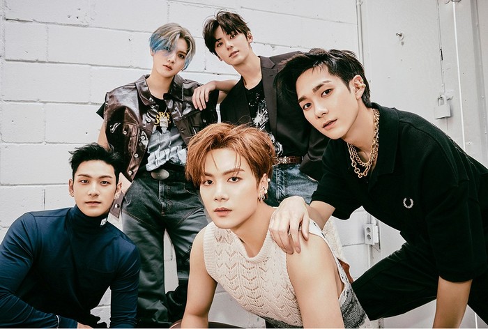 Sederhana tapi bermakna, fandom Nu'est diberi nama L.O.Λ.E (love), yang berasal dari karakter pertama tiap suku kata nama Nu'est dalam hangeul. Mereka juga berharap bisa terus saling berbagi cinta dengan para fans / foto: instagram.com/nuest_official