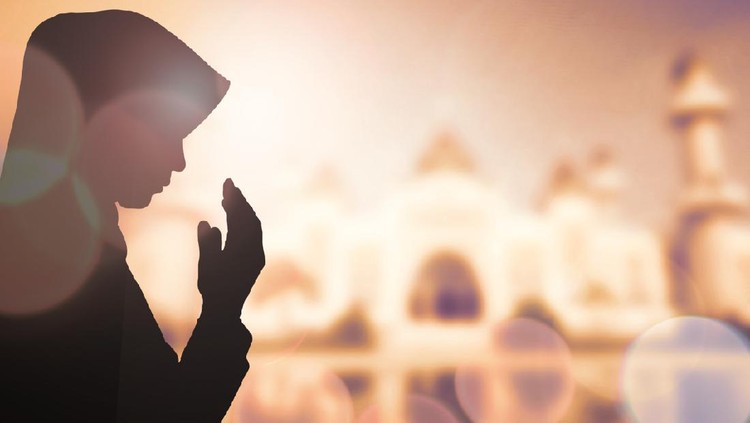494812728 Muslim Woman pray and Beautiful background.