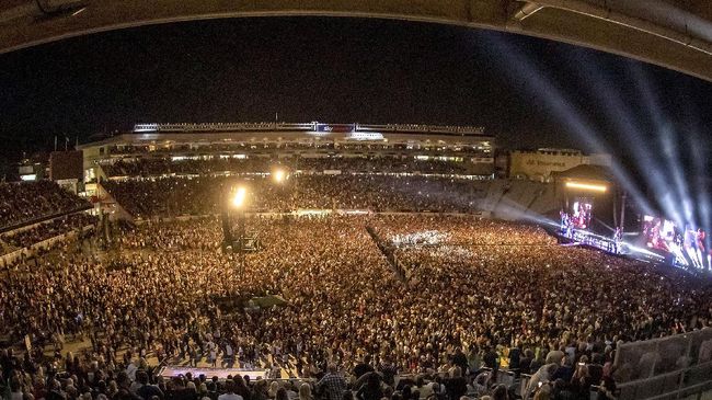 Selandia Baru pada Sabtu (24/4) menggelar konser musik perdana di stadion olahraga yang didatangi sekitar 50 ribu orang.