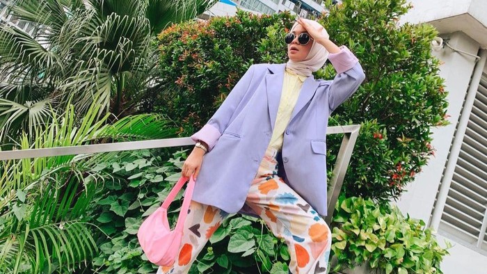 7 Referensi Pakai Celana Motif ala Tantri Namirah, So Stunning!