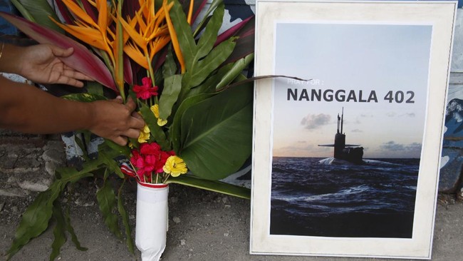 TNI AL membangun monumen untuk mengenang dan menghormati KRI Nanggala-402 dan para awaknya yang tenggelam.