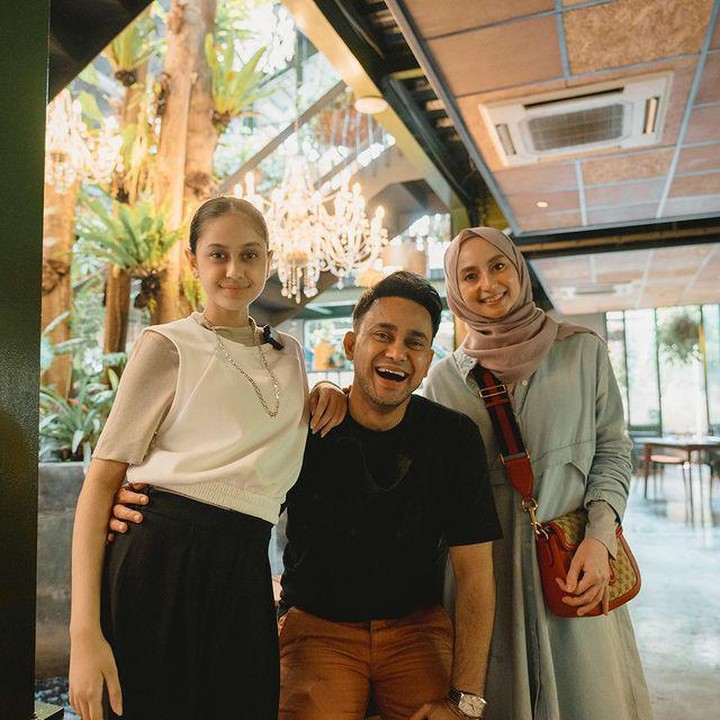 <p>Selain bernyanyi, Asila juga aktif di <em>YouTube</em>, Bunda. Ia sempat beberapa kali mengabadikan momen kebersamaannya bersama keluarga tercinta. (Foto: Instagram: @therealasilamaisa)</p>