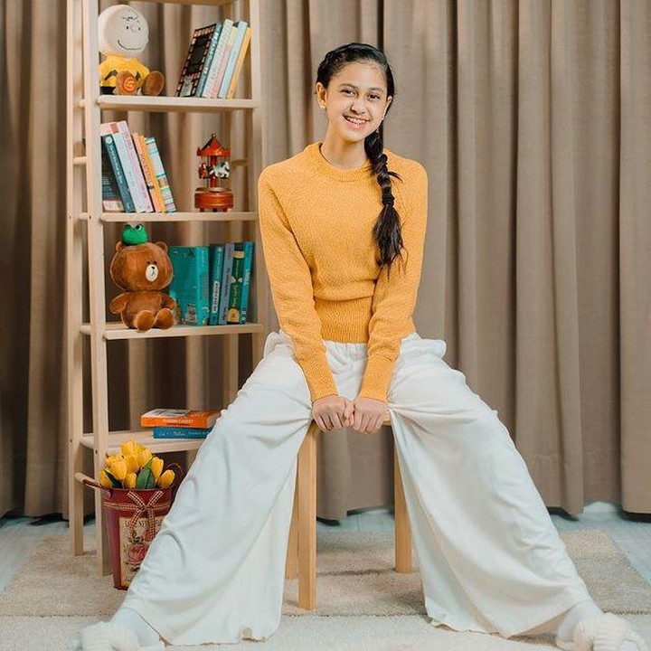 <p>Beranjak dewasa, kini Asila mulai memperhatikan penampilannya, Bunda. Ia makin cantik mengenakan sweater oranye dan rambut yang dikepang ke depan. (Foto: Instagram: @therealasilamaisa)</p>