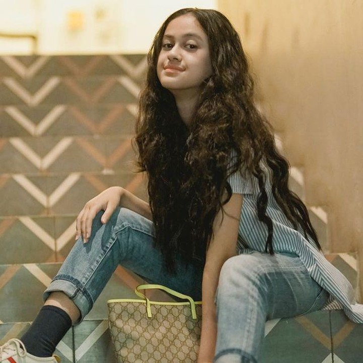 <p>Di beberapa kesempatan, Asila memilih untuk memperlihatkan rambut ikalnya yang panjang terurai. Bikin paras Timur Tengah di wajahnya semakin terlihat ya. (Foto: Instagram: @therealasilamaisa)</p>