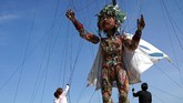 FOTO: MOCCO, Boneka Raksasa Penyemangat Jepang Boneka MOCCO yang berbentuk raksasa akan diarak keliling Jepang sebagai simbol semangat bangkit dari musibah gempa, tsunami dan pandemi.