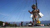 FOTO: MOCCO, Boneka Raksasa Penyemangat Jepang Boneka MOCCO yang berbentuk raksasa akan diarak keliling Jepang sebagai simbol semangat bangkit dari musibah gempa, tsunami dan pandemi.