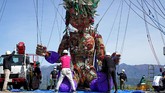 FOTO: MOCCO, Boneka Raksasa Penyemangat Jepang Boneka MOCCO yang berbentuk raksasa akan diarak keliling Jepang sebagai simbol semangat bangkit dari musibah gempa, tsunami dan pandemi.
