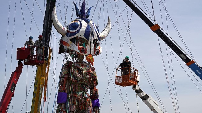 FOTO: MOCCO, Boneka Raksasa Penyemangat Jepang