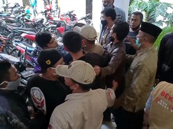 Bukber Kantor Desa di Sukabumi Ricuh, Kaca Jendela Pecah